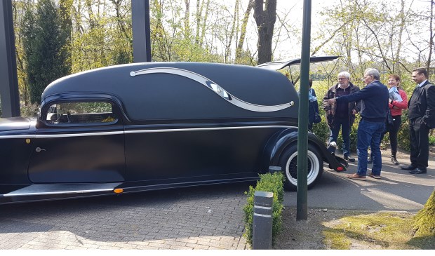 Deze bijzondere auto trok veel bekijks. | Fotonummer: 512ffd