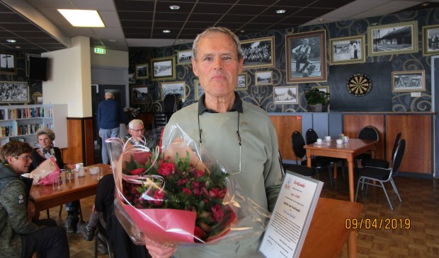 Piet is in zijn nopjes met de onderscheiding. | Fotonummer: 96a55e
