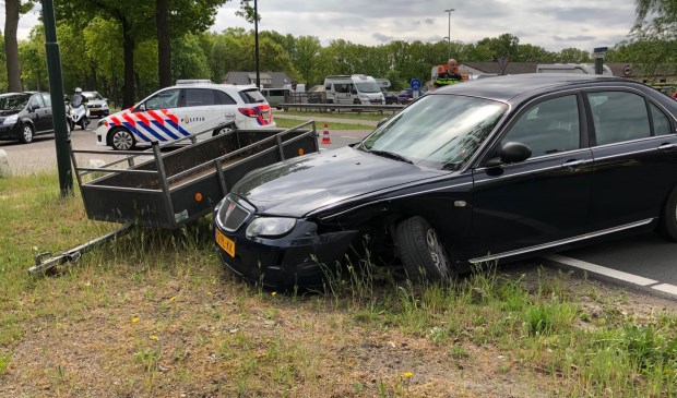 De aanhanger kwam in de berm terecht. | Fotonummer: 889d96