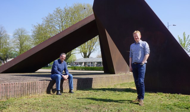 Erik Tausch en Arno van Alebeek achter het gemeentehuis. | Fotonummer: 553692