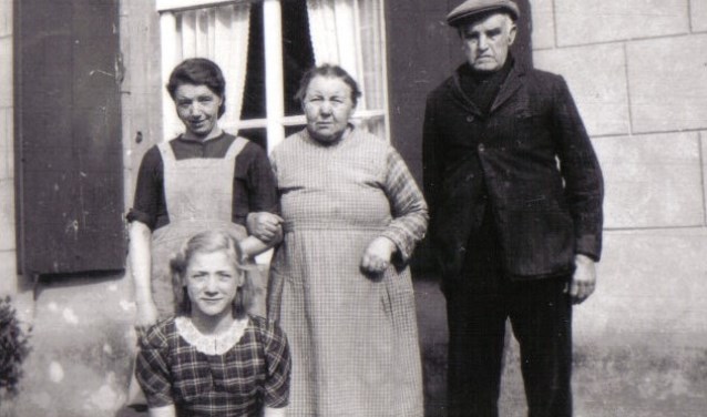 De ouders van mijn moeder en mijn moeder en het meisje Miep in het mooie jurkje | Fotonummer: 8ff5fe