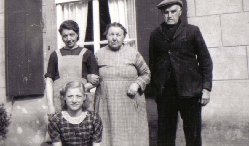 De ouders van mijn moeder en mijn moeder en het meisje Miep in het mooie jurkje | Fotonummer: 8ff5fe