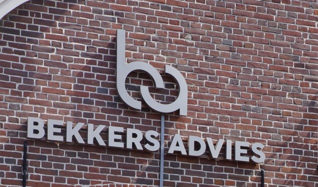 Wim en Lucy voor hun nieuwe onderkomen. | Fotonummer: 825450
