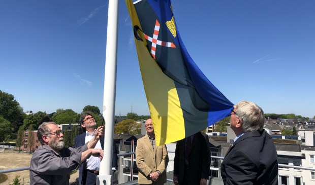 De nieuwe vlag wordt gehesen. | Fotonummer: a0e4b1