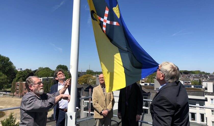 De nieuwe vlag wordt gehesen. | Fotonummer: a0e4b1