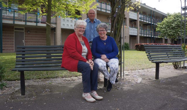 v.l.n.r.: Mien, Jan en Mariet op de binnenplaats. | Fotonummer: 15c3e6