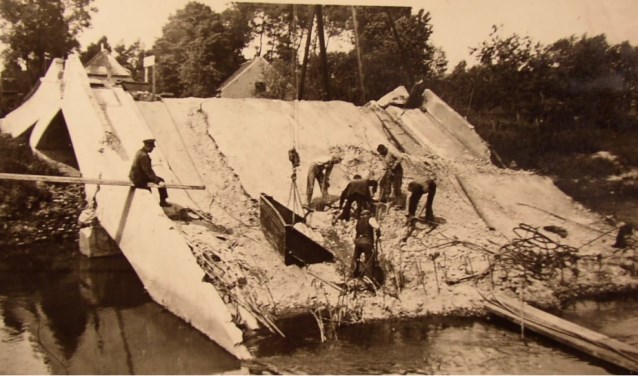 11 mei 1940: De opgeblazen brug in Nijnsel. | Fotonummer: f526de