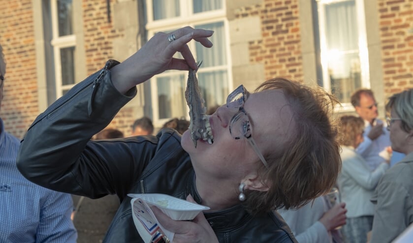Een flinke hap, met uitjes uiteraard! | Fotonummer: eb7019