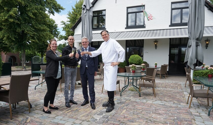 Het glas wordt geheven op de overdracht. | Fotonummer: beed2d