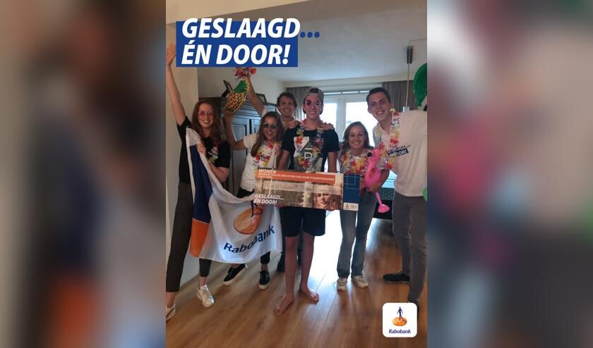 Het Rabobank/Soapbox-felicitatieteam reikt Thomas Lemmens zijn cheque t.w.v. 500 uit voor de inrichting van zijn (studenten)kamer. | Fotonummer: a98805