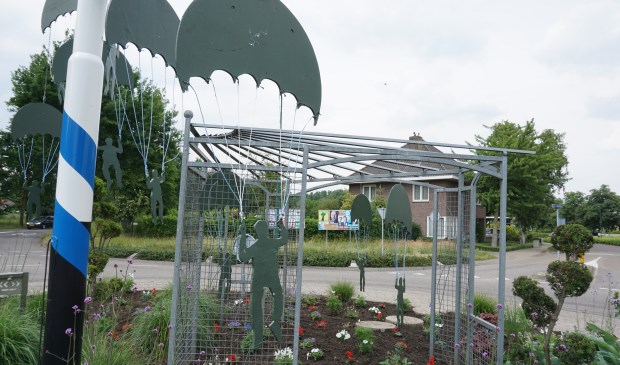 De rotonde is verfraaid met enkele parachutisten. | Fotonummer: f39866