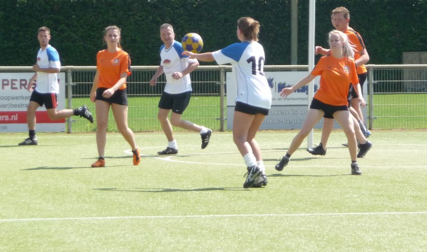 Met plezier werken de teams de wedstrijden af... | Fotonummer: d700d3