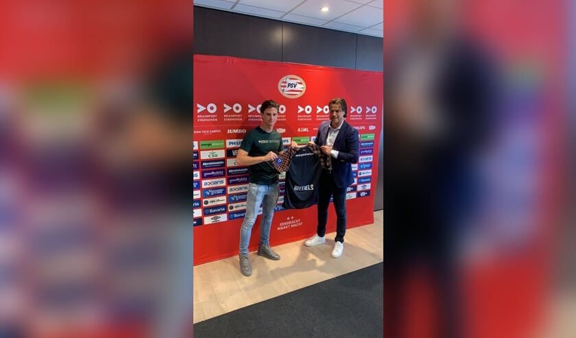 Mees op de foto met Ernest Faber, hoofd jeugdopleiding PSV en tevens oud verdediger van de Eindhovenaren. | Fotonummer: bad31f