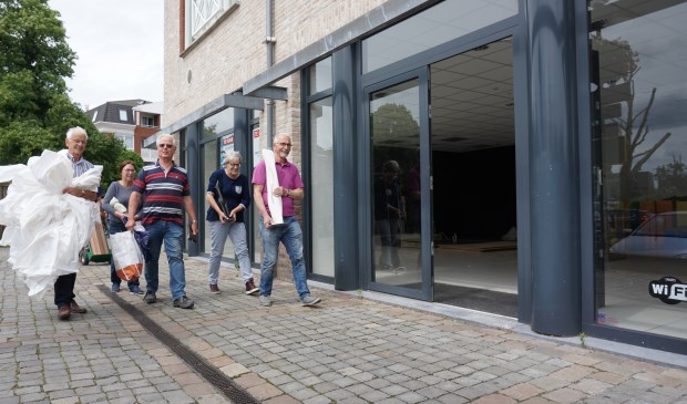 De kunstenaars zijn druk aan het verhuizen vanmiddag | Fotonummer: 67abbe