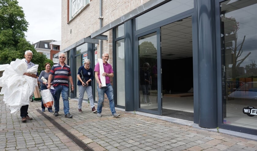 De kunstenaars zijn druk aan het verhuizen vanmiddag | Fotonummer: 67abbe