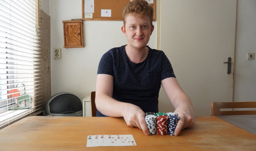 Stefan, thuis aan de keukentafel. | Fotonummer: 14d4e6