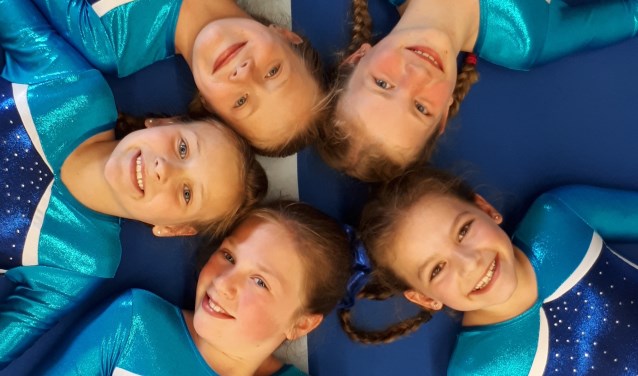 Nina, Sylvie, Laura, Roos en Naomi | Fotonummer: 741ffe