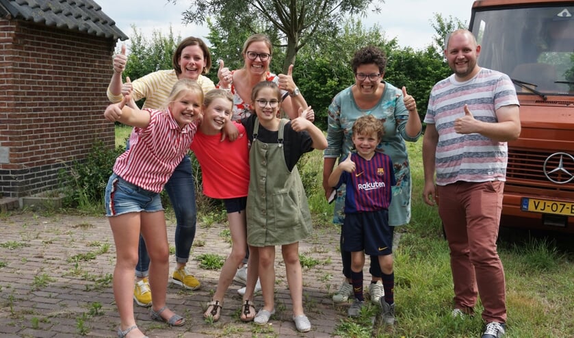 Zo blij ben je als je kaarten van de Efteling wint. We wisten enkele winnaars vast te leggen in alle haast. | Fotonummer: 17786f