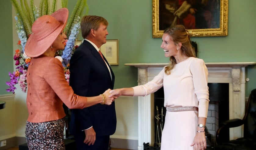 Marit schudt de hand van Koningin Maxima. | Fotonummer: e75783