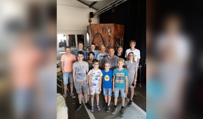 Francy van Doorn en Gijs van der Wilt samen met de FLL- en FTC-leden van Neobots | Fotonummer: d587f3