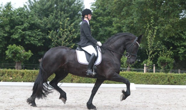 Inge met haar paard Cora. | Fotonummer: edd2e0