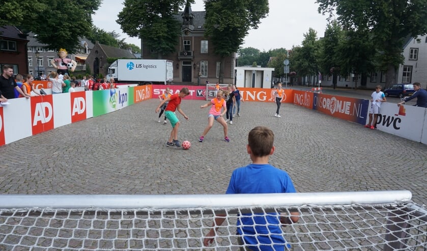 Op de kinderkoppen van de Markt is het soms lastig voetballen. | Fotonummer: 72b99b