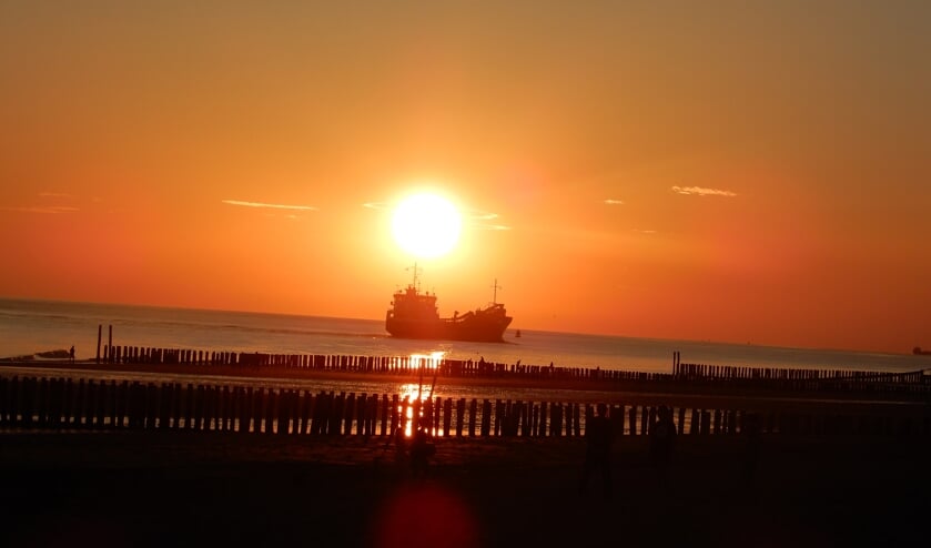 De Zeeuwse zon vangt een schip... foto: Lambert Verhoeven | Fotonummer: dcd087