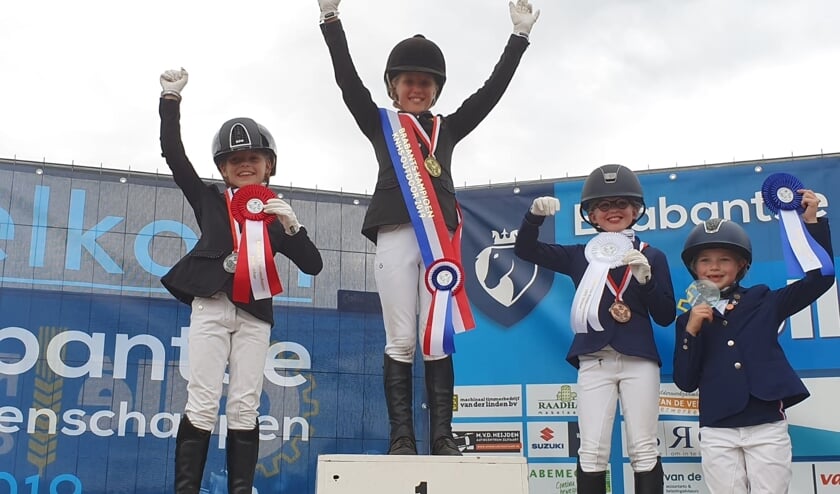 Tessy van der Velden Jonkers twee maal Brabants Kampioen ponyrijden. | Fotonummer: c11cf8