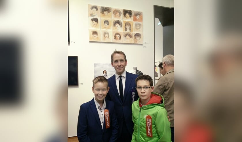 Mattis (l), jurylid Pieter Roelofs en klasgenoot Jaden. | Fotonummer: 10d93f