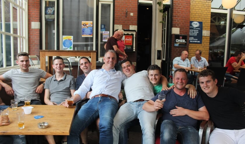 In de vakantie zullen deze collega's elkaar even niet zien. Ook wel eens fijn! | Fotonummer: 487887