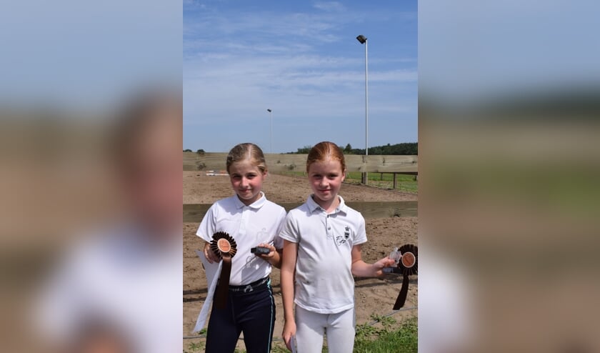 Trots laten de dames hun prijzen zien. | Fotonummer: 736e00