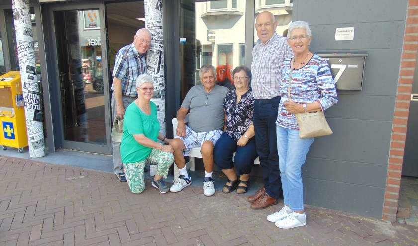 Met de familie op 't Buurtbenkske. | Fotonummer: 2cda6b