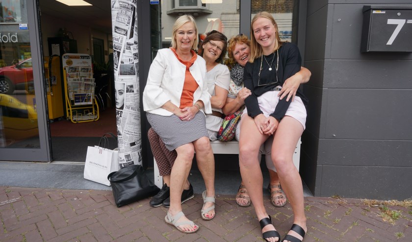 Deze dames brachten een gezellig bezoek aan DeMooiRooiKrant. | Fotonummer: 7548ec