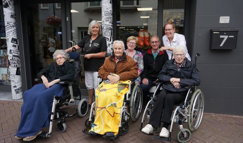 Dit clubje mensen was vanmorgen op pad in het centrum van Sint-Oedenrode. | Fotonummer: 9bbb26
