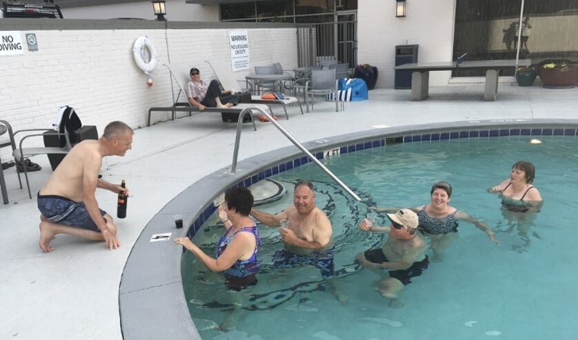 In het zwembad in Nashville in de rij voor een drankje van de pool-man. | Fotonummer: 5a0dd8