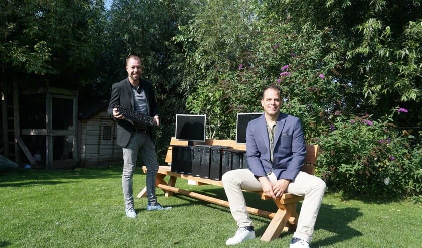 Ruud (l) en Twan laten enkele computers zien die ze gratis weggeven. | Fotonummer: 16db2f