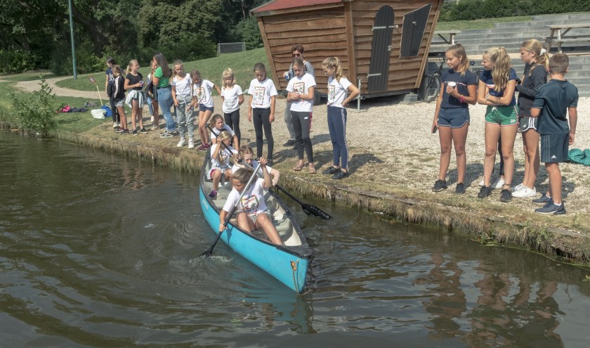 Het valt niet mee om zo'n kano recht te houden. | Fotonummer: c86139