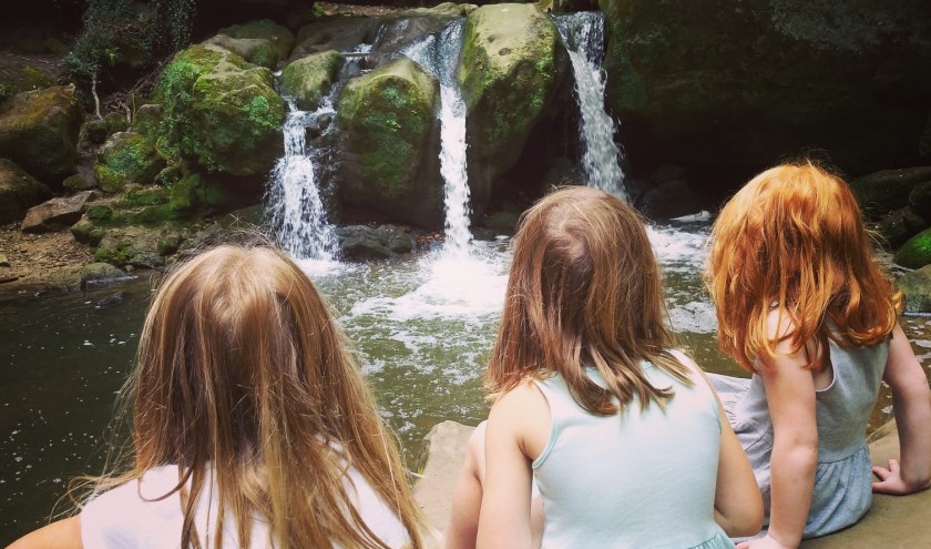 Drie meiden, drie watervallen. Foto: Dianne ven Erp | Fotonummer: 7ba996