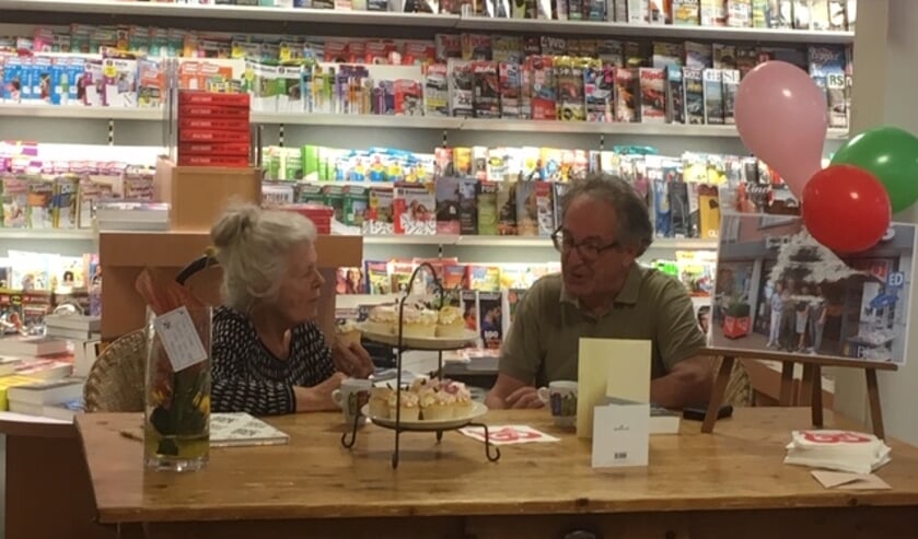 Pieter aan tafel met een van zijn vaste klanten. | Fotonummer: 596269