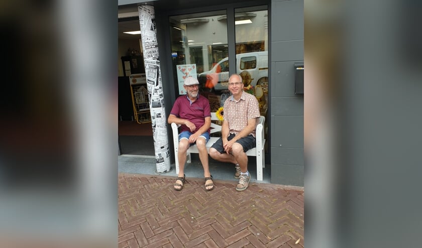 Dennis met zijn oom op 't Buurtbenkske. | Fotonummer: b2ce6c