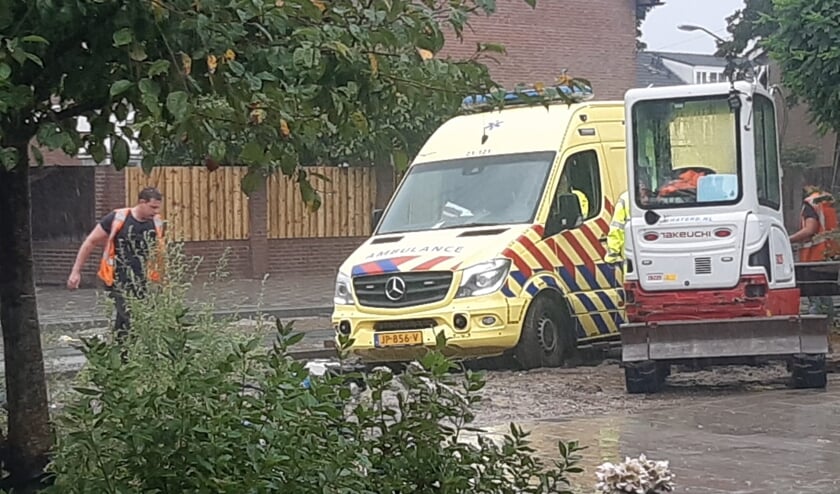 Ambulance vastgelopen in Koninginnelaan. #demooirooikrant Respect voor alle jongens die daar keihard aan het werken zijn..en een hele dikke duim naar beneden voor @GemMeierijstad vanwege de gigantische puinzooi in Rooi