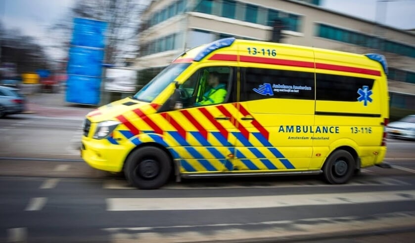 Een jonge man is in de nacht van zaterdag op zondag in een mergelgroeve in het Limburgse Berg en Terblijt tien meter naar beneden gevallen.