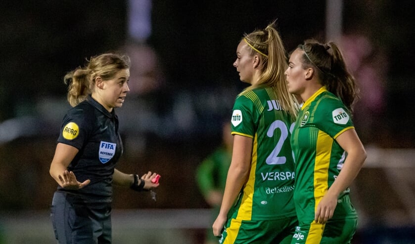 Voor Lizzy van der Helm is het leiden van Feyenoord-Ajax ...