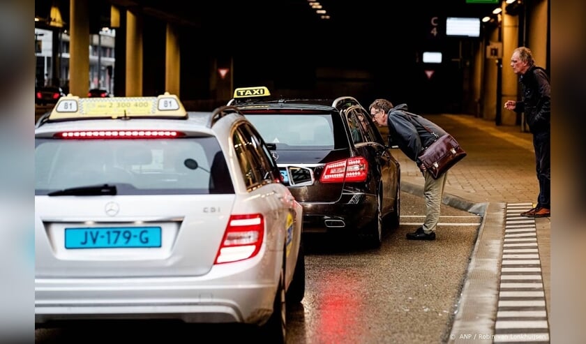 'Taxi's moeten essentieel zijn bij avondklok' | Nederlands ...