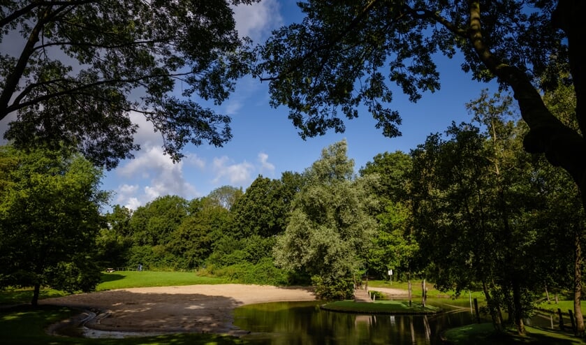 Het stadsstrand bij de Zeven Stroompjes (ook de Zeven Slootjes genoemd) in de Voorveldse Polder in Utrecht is als een fata morgana.