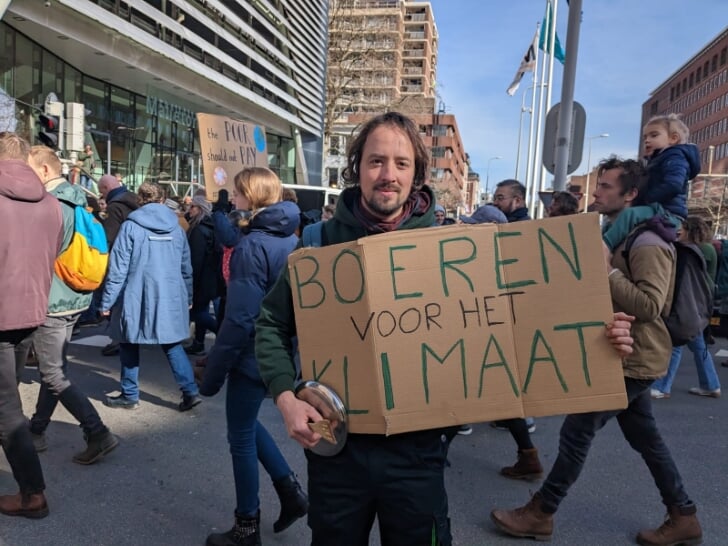 Klimaatactivisten En Boeren Demonstreren In Den Haag. Waterkanon ...