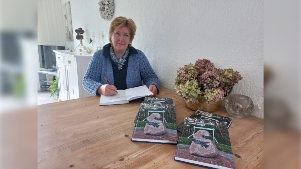 Jannie Wiegman signeert het boek over Joods Werkkamp Molengoot.