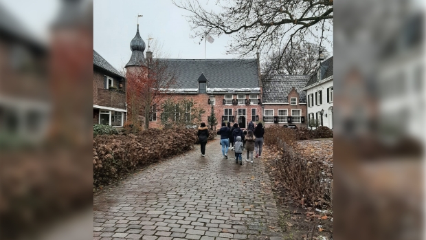 Groep kinderen loopt naar het kasteel van Coevorden.