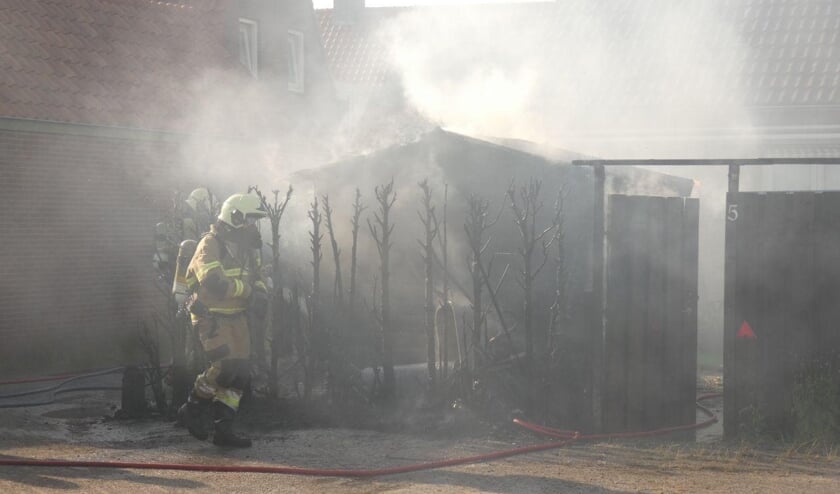 Brand in tuin Wilhelminalaan Heesch. #