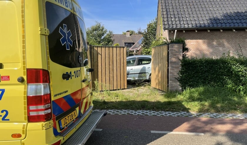 Automobilist vliegt van de weg belandt in tuin in Heeswijk-Dinther. #